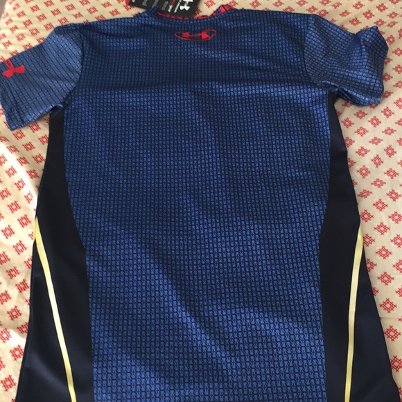 Under Armour T-Shirt & 3 pairs of underwear - Picture 5 of 6